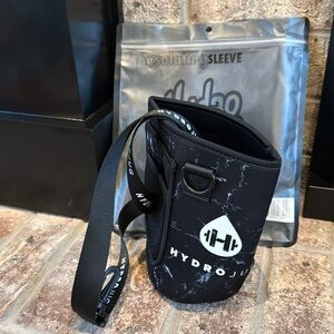 Hydrojug Sleeve in black and white marble